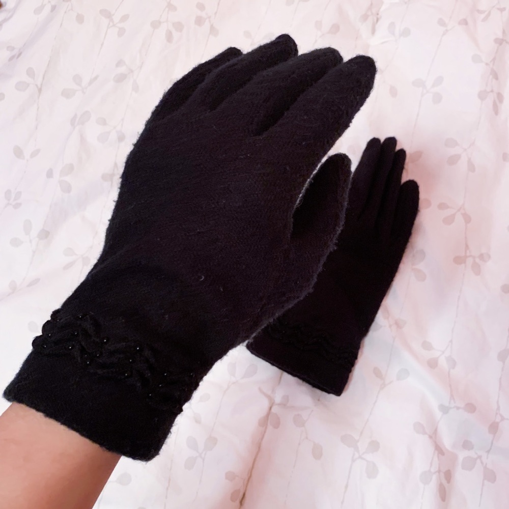 Black lightweight wool gloves
